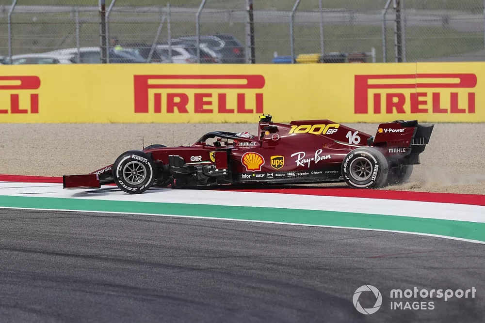 Charles Leclerc, Ferrari SF1000, sort du graviers
