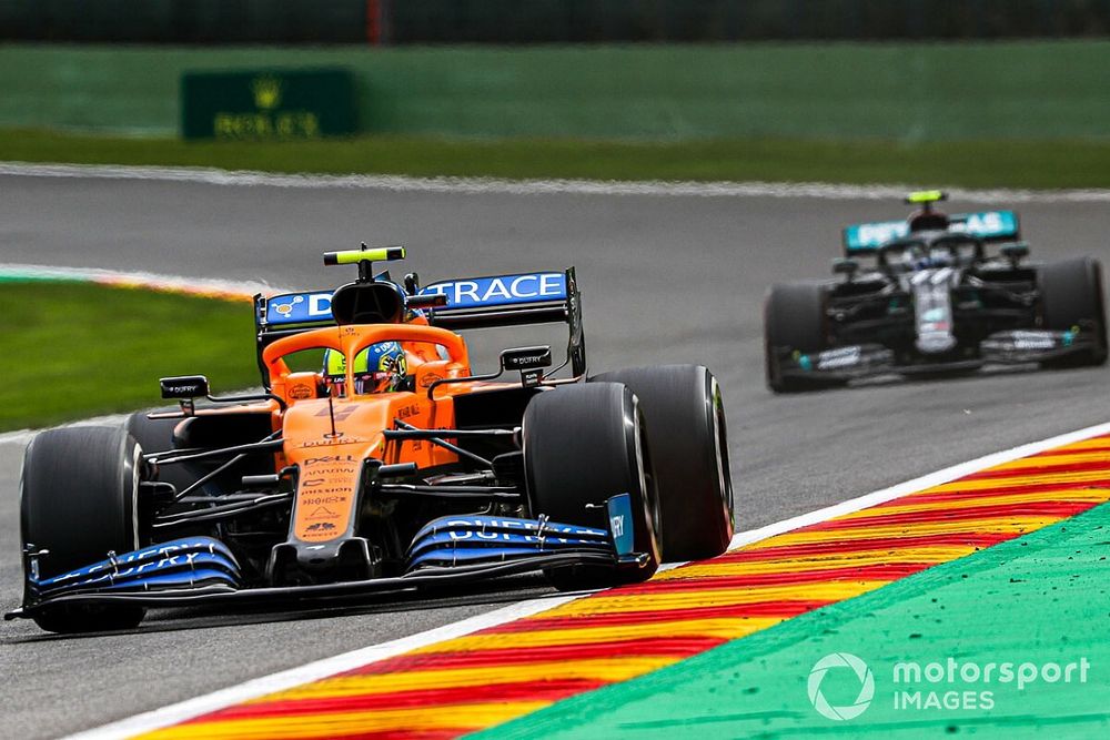 Lando Norris, McLaren MCL35, Valtteri Bottas, Mercedes F1 W11