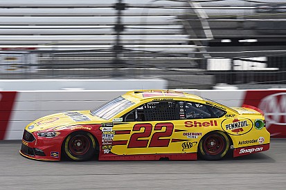Logano gana en Richmond con un doblete de Penske
