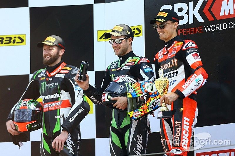 Podio: ganador de la carrera Jonathan Rea, Kawasaki Racing, Tom Sykes, Kawasaki Racing el segundo lu