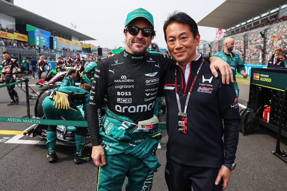 Fernando Alonso y Koji Watanabe, presidente de HRC