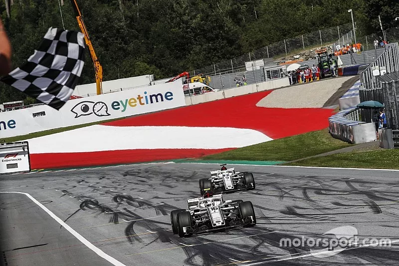 Charles Leclerc, Sauber C37 en Marcus Ericsson, Sauber C37 worden afgevlagd