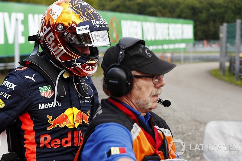 Max Verstappen, Red Bull Racing en una motocicleta despu&eacute;s de retirarse