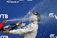 La historia detr&aacute;s de la foto: Bottas prueba el champ&aacute;n 