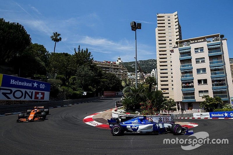 Pascal Wehrlein, Sauber C36-Ferrari, Jenson Button, McLaren MCL32, on the opening lap