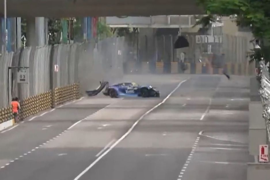 Laurens Vanthoor crash