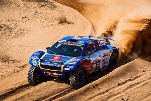 Kolizja motocyklisty i samochodu na Dakarze