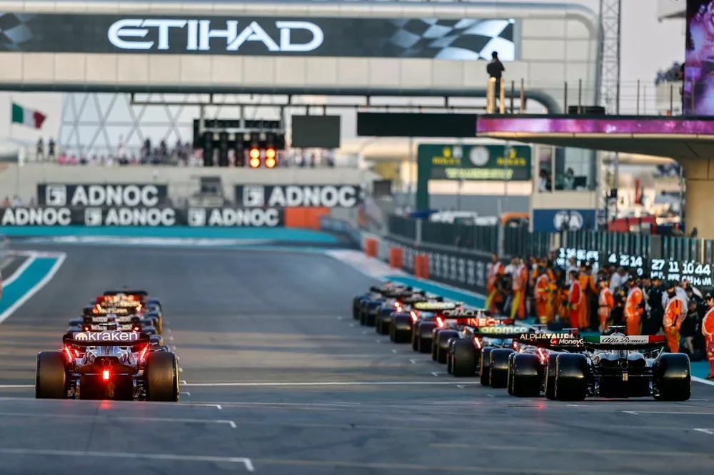 Logan Sargeant, Williams FW45, Zhou Guanyu, Alfa Romeo C43, et le reste du plateau avant le d&eacute;part