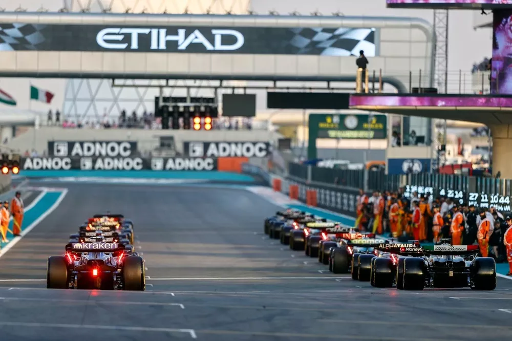 Los pilotos dan la vuelta de formación antes de la salida
