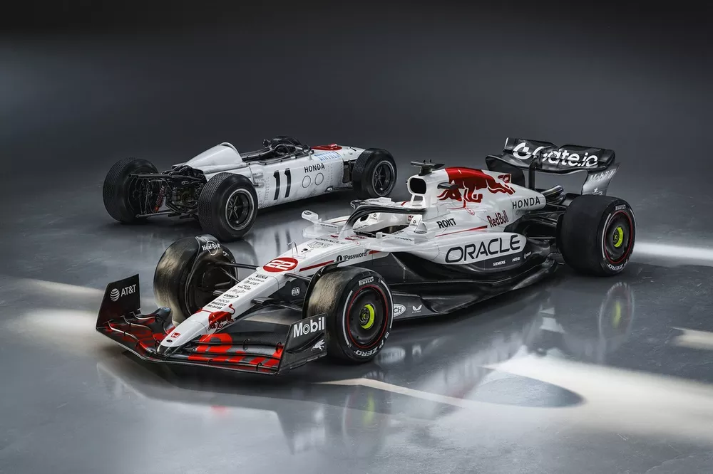 鈴鹿 別注 レッドブル RB21 M.フェルスタッペン 日本GP 2025 優勝 日の丸カラーが鈴鹿を駆ける！ レッドブル、日本GP特別カラーリングを