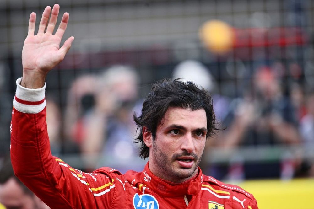 Carlos Sainz, Scuderia Ferrari, segundo, saluda a la grada