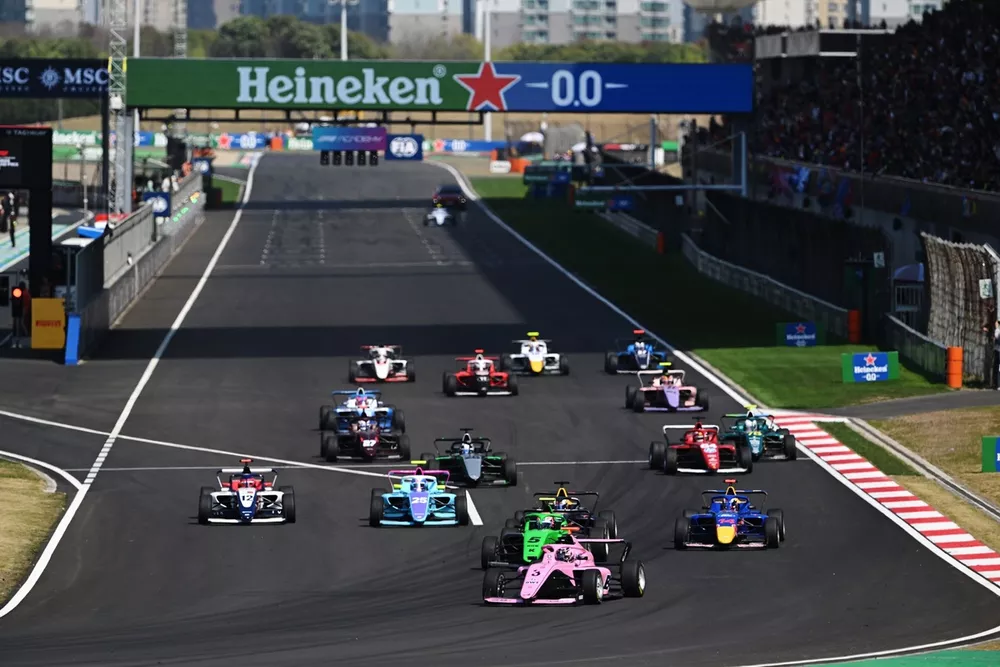 Start action, Nina Gademan, PREMA Racing leads