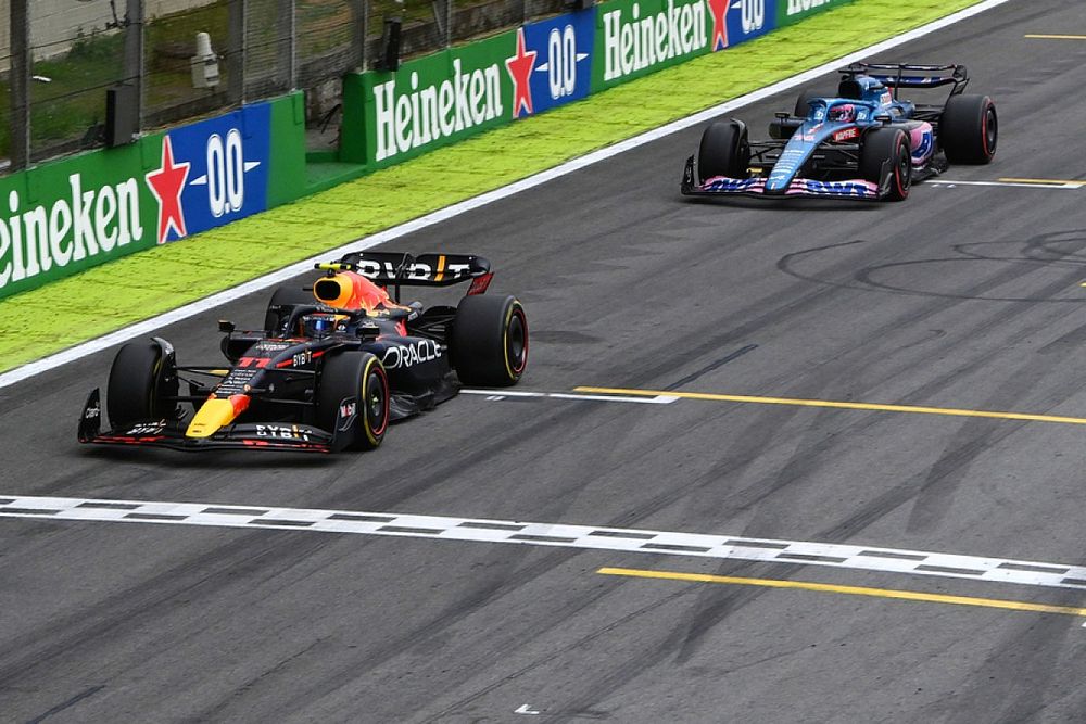 Sergio Perez, Red Bull Racing RB18, Fernando Alonso, Alpine A522