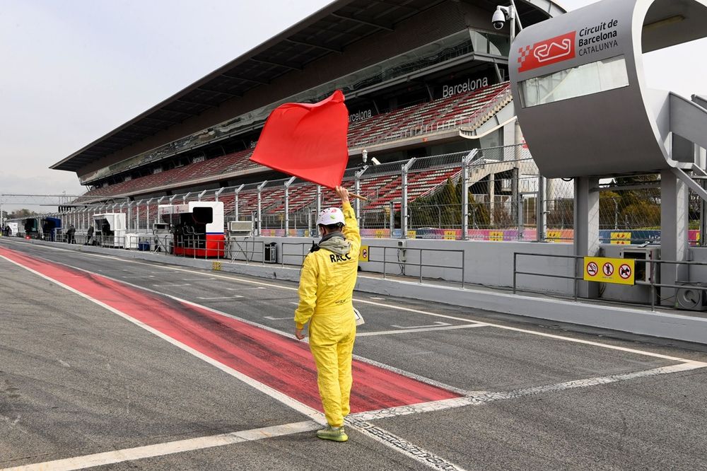 Marshal con bandera roja