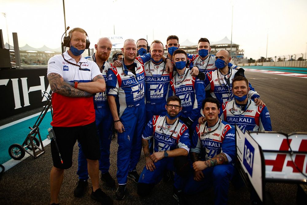 Miembros del equipo Haas F1 en la parrilla