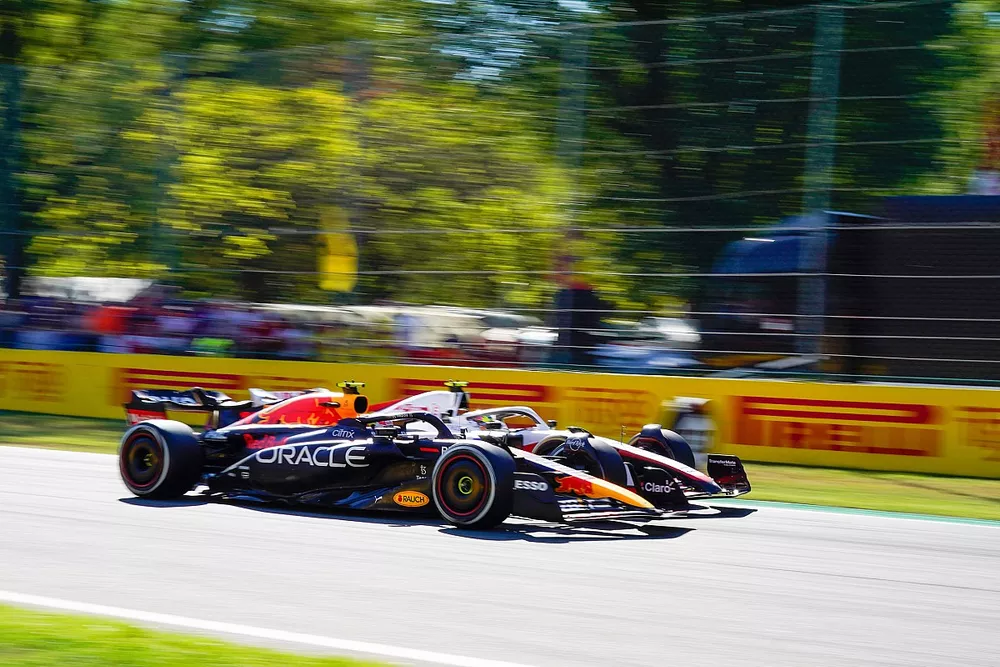 Sergio Perez, Red Bull Racing RB18, Mick Schumacher, Haas VF-22