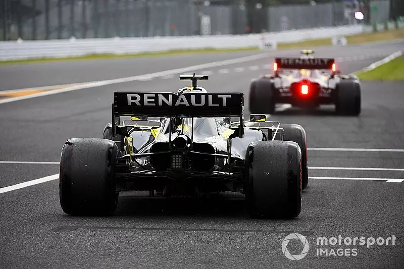 Nico Hulkenberg, Renault F1 Team R.S. 19, leads Daniel Ricciardo, Renault F1 Team R.S.19