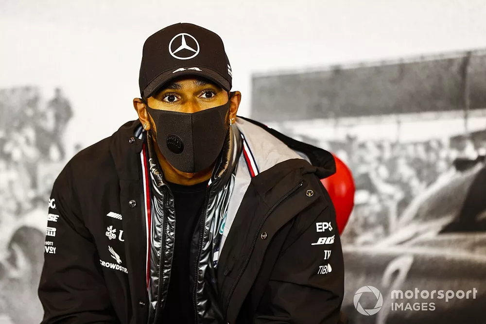 El ganador de la carrera Lewis Hamilton, Mercedes-AMG F1 en la conferencia de prensa 