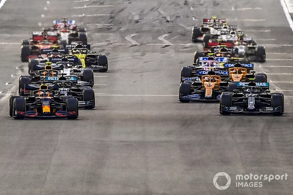 Max Verstappen, Red Bull Racing RB16 Valtteri Bottas, Mercedes F1 W11, Lewis Hamilton, Mercedes F1 W11 al inicio de la carrera