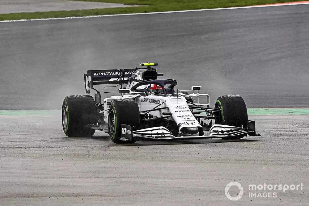 Pierre Gasly, AlphaTauri AT01, leaves the track