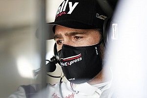 Legenda NASCAR prowadzi stawkę