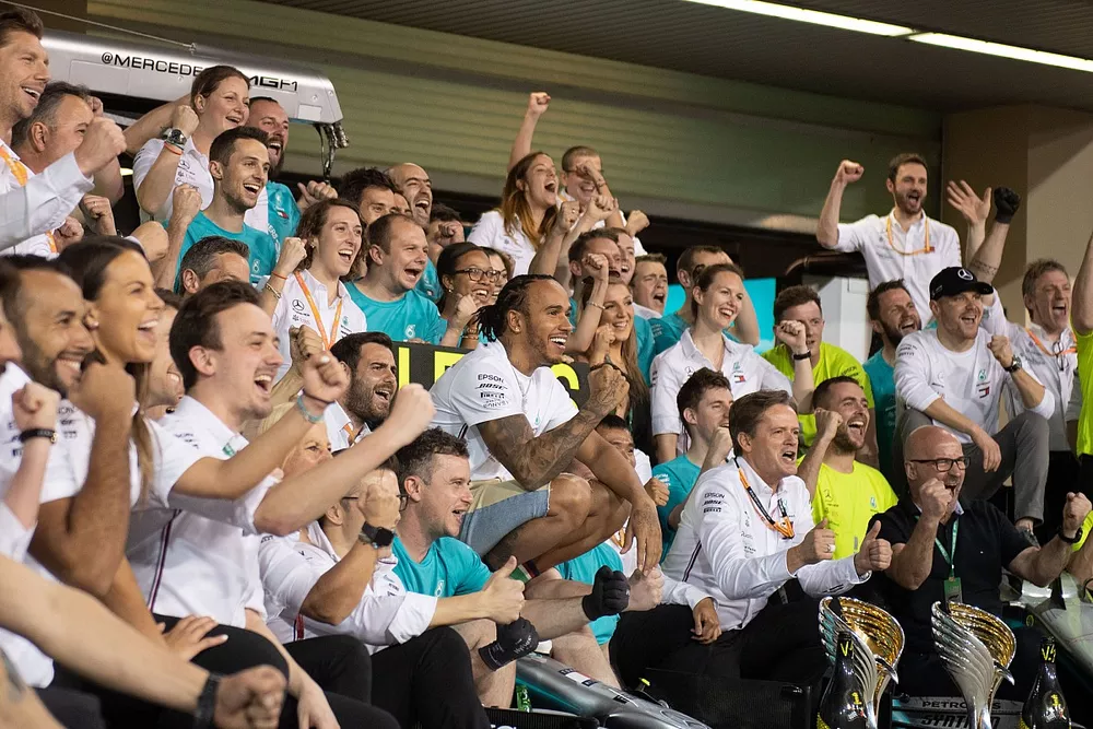 Lewis Hamilton, Mercedes AMG F1, 1e plaats en wereldkampioen, viert feest met zijn team