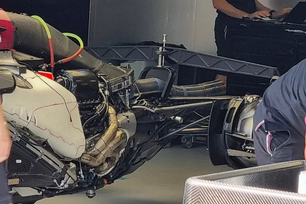 Mercedes W13, dettaglio del motore