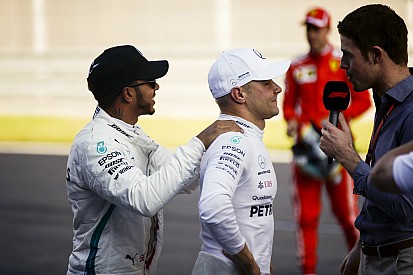 Videón, ahogy Bottas elhappolja a pole-t Hamilton elől