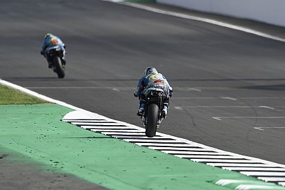 Clamor entre los pilotos por el mal estado del asfalto de Silverstone