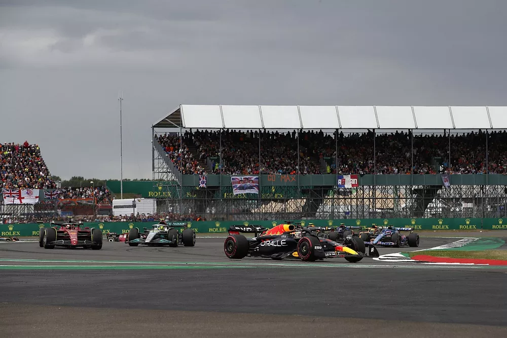 Max Verstappen, Red Bull Racing RB18, Carlos Sainz, Ferrari F1-75, Lewis Hamilton, Mercedes W13, the rest of the field