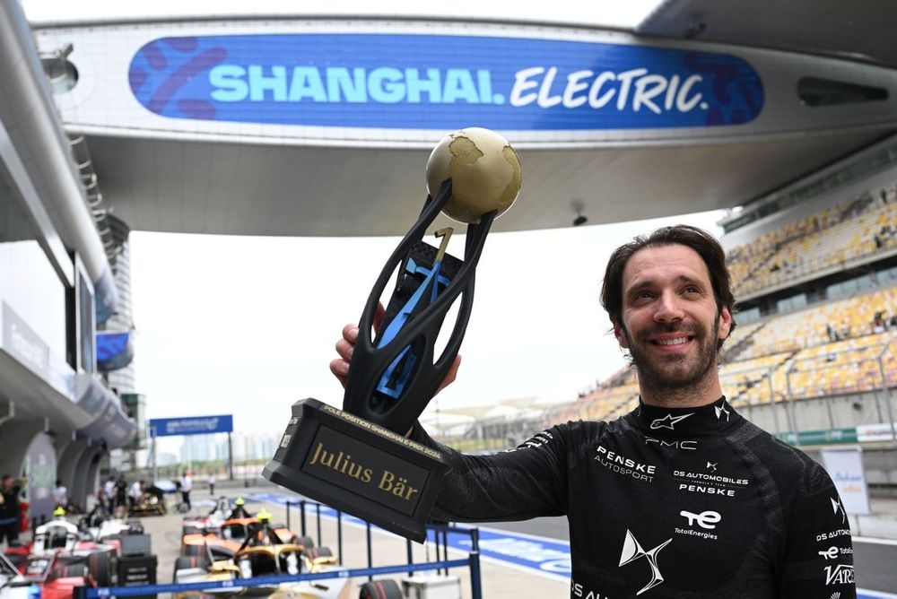 Jean-Eric Vergne, DS Penske, celebra la pole con el Premio Julius Baer