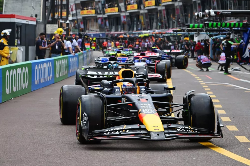 Max Verstappen, Red Bull Racing RB20, en boxes