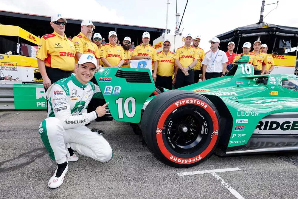 Alex Palou, Chip Ganassi Racing Honda, NTT P1 Award, Pole, celebration