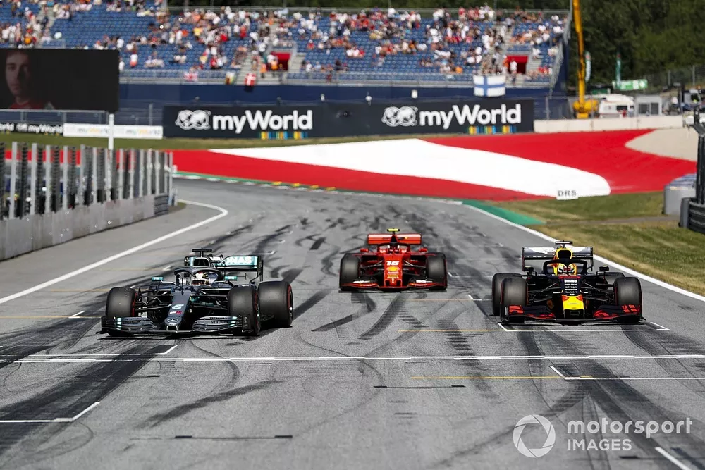 Lewis Hamilton, Mercedes AMG F1 W10, le poleman Charles Leclerc, Ferrari SF90, et Max Verstappen, Red Bull Racing RB15 se rendant au Parc Ferm&eacute;