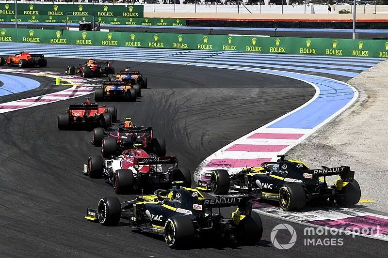 Charles Leclerc, Ferrari SF90, Max Verstappen, Red Bull Racing RB15, Carlos Sainz Jr., McLaren MCL34, Lando Norris, McLaren MCL34, Sebastian Vettel, Ferrari SF90, Pierre Gasly, Red Bull Racing RB15, Antonio Giovinazzi, Alfa Romeo Racing C38, Daniel Ricciardo, Renault F1 Team R.S.19, y Nico Hulkenberg, Renault F1 Team R.S. 19, en la vuelta de formación