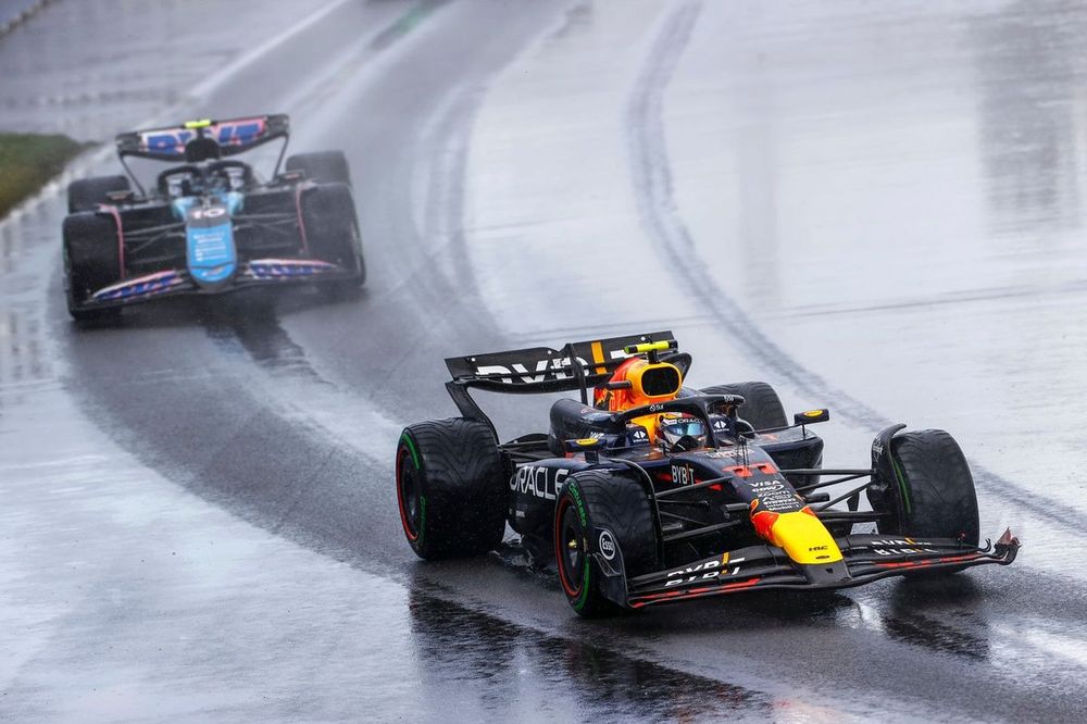 Sergio P&eacute;rez, Red Bull Racing RB20, Pierre Gasly, Alpine A524