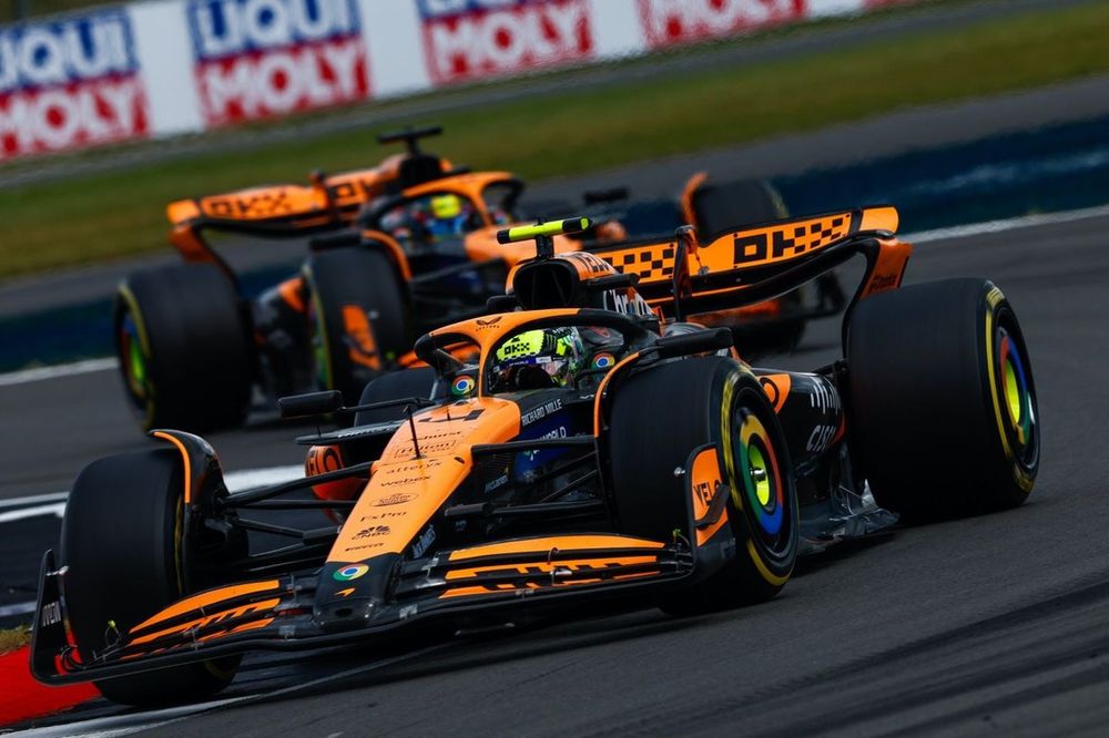 Lando Norris, McLaren MCL38, Oscar Piastri
