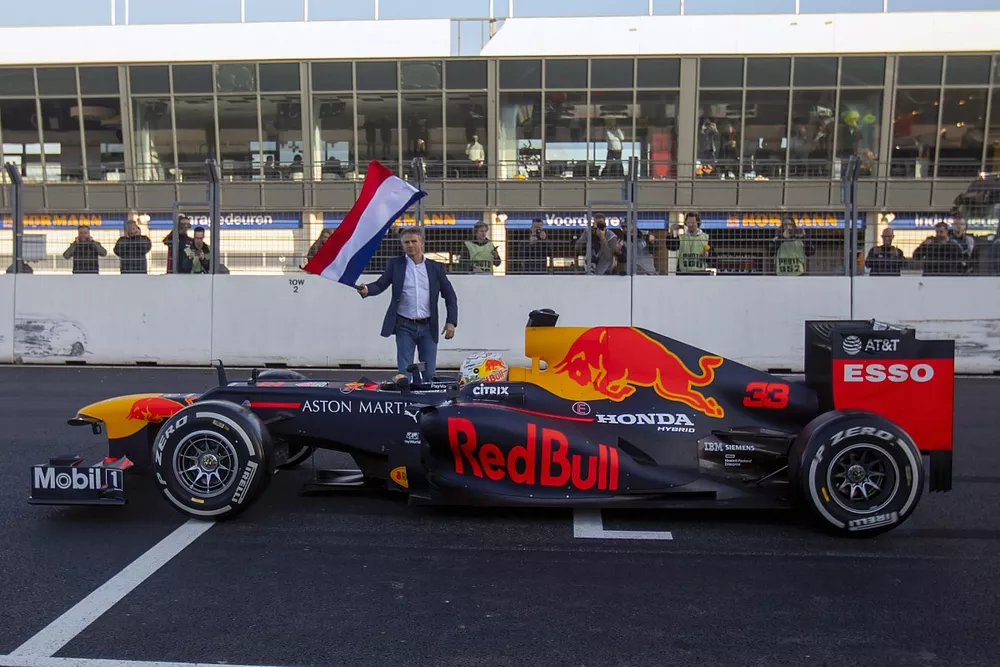 Max Verstappen, RB8, sur la ligne de d&eacute;part/arriv&eacute;e du Circuit Zandvoort, alors que Jan Lammers agite le drapeau n&eacute;erlandais