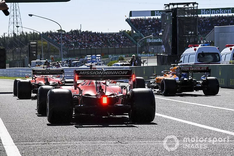 Charles Leclerc, Ferrari SF90, Carlos Sainz Jr., McLaren MCL34, en Sebastian Vettel, Ferrari SF90