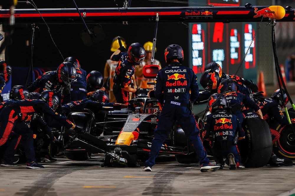 Max Verstappen, Red Bull Racing RB19, in the pits