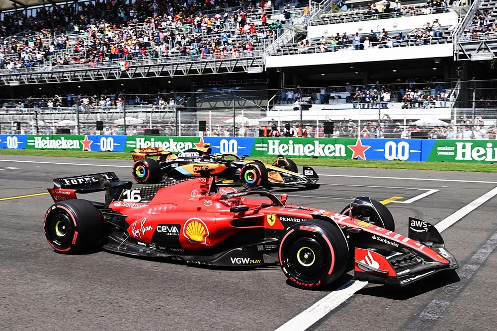 Charles Leclerc, Ferrari SF-23, Lando Norris, McLaren MCL60, FP3'ün sonunda yarışa başlama prosedürlerini uyguluyorlar