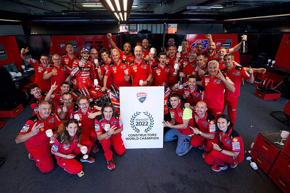 L'équipe Ducati, fête la victoire au championnat constructeurs