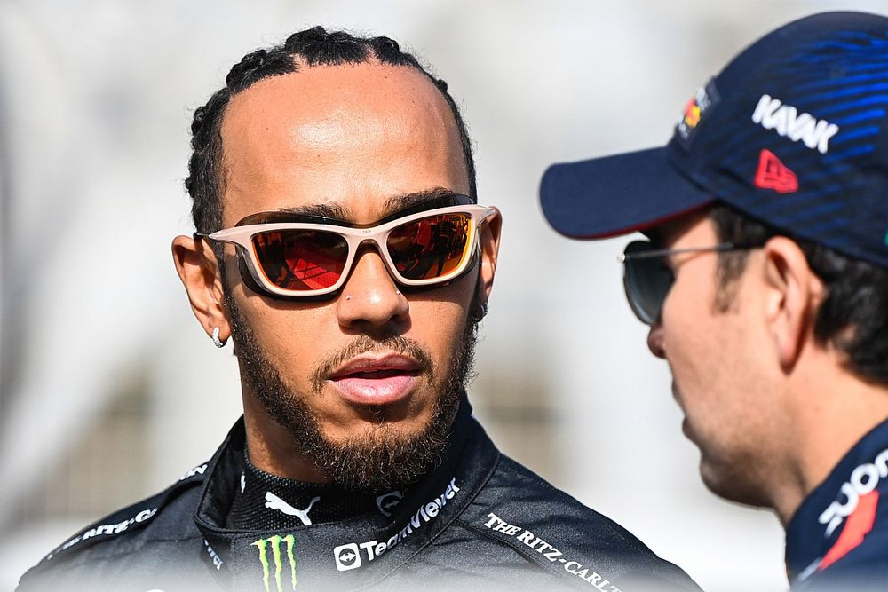 Lewis Hamilton, Mercedes-AMG, habla con Sergio P&eacute;rez, Red Bull Racing