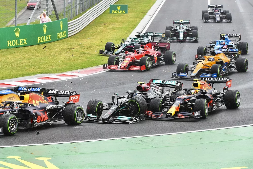 Valtteri Bottas, Mercedes W12, botst met Sergio Perez, Red Bull Racing RB16B, bij de start