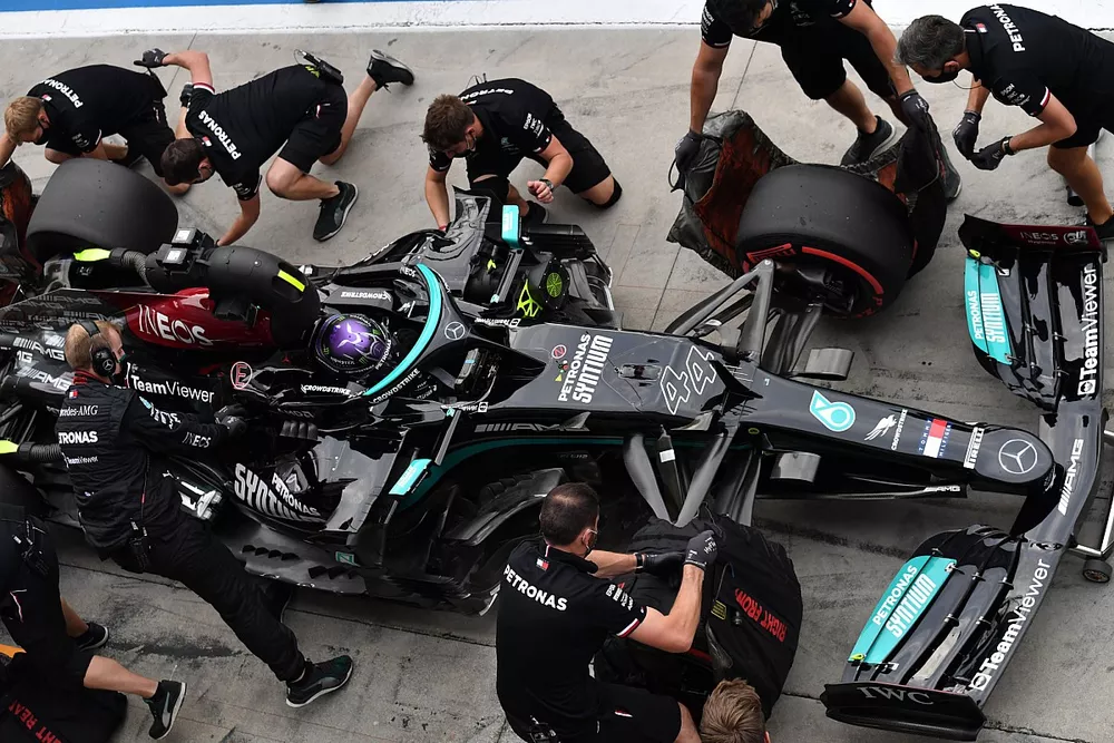 Lewis Hamilton, Mercedes W12, hace un pitstop