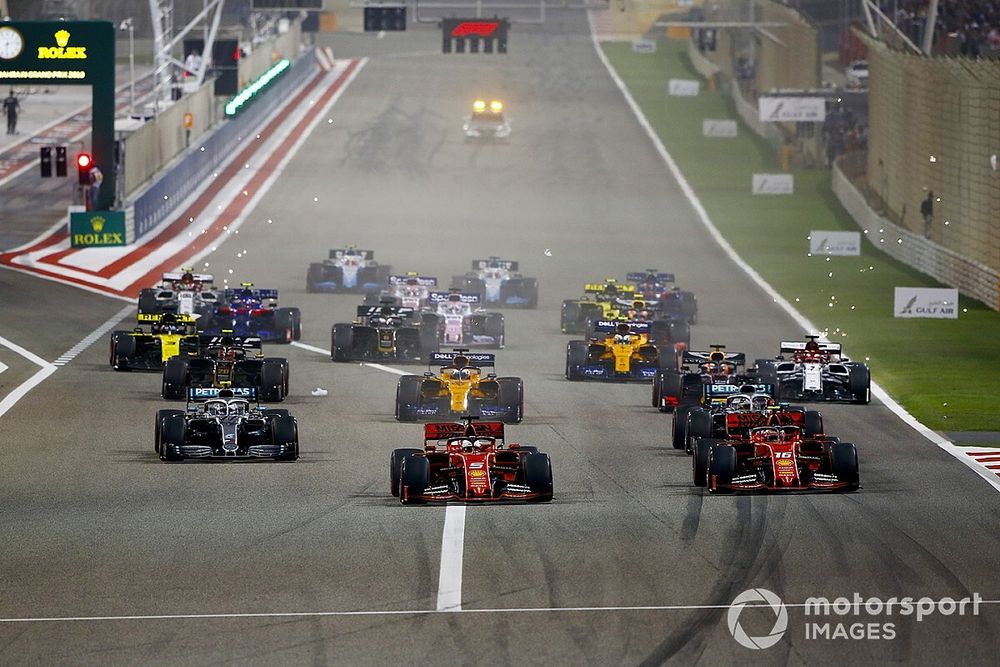 Sebastian Vettel, Ferrari SF90 precede Charles Leclerc, Ferrari SF90 alla partenza della gara, seguito da Valtteri Bottas, Mercedes AMG W10 e Lewis Hamilton, Mercedes AMG F1 W10 