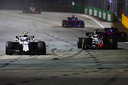 Hamilton sempat dibuat tegang oleh para backmarker