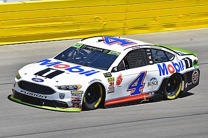 Kevin Harvick regola Danny Hamlin e si prende la pole a Richmond