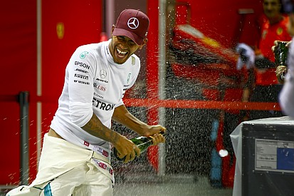 Hamilton örül, hogy nem hozza magát olyan helyzetbe, mint Vettel