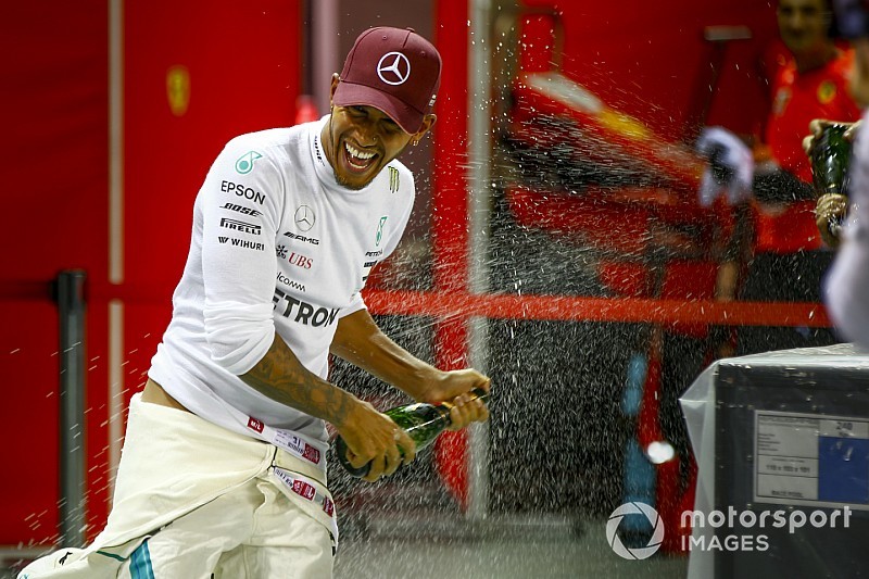 Hamilton örül, hogy nem hozza magát olyan helyzetbe, mint Vettel